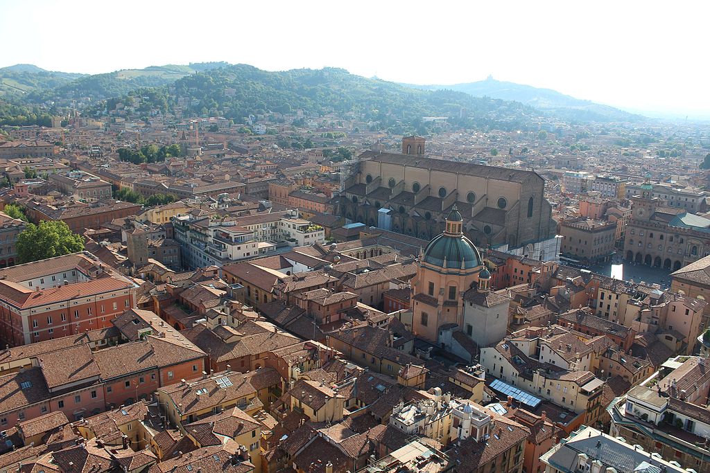 Bologna-basilica-San-Petronio-visuale-laterale-dallalto-della-Torre-degli-Asinelli