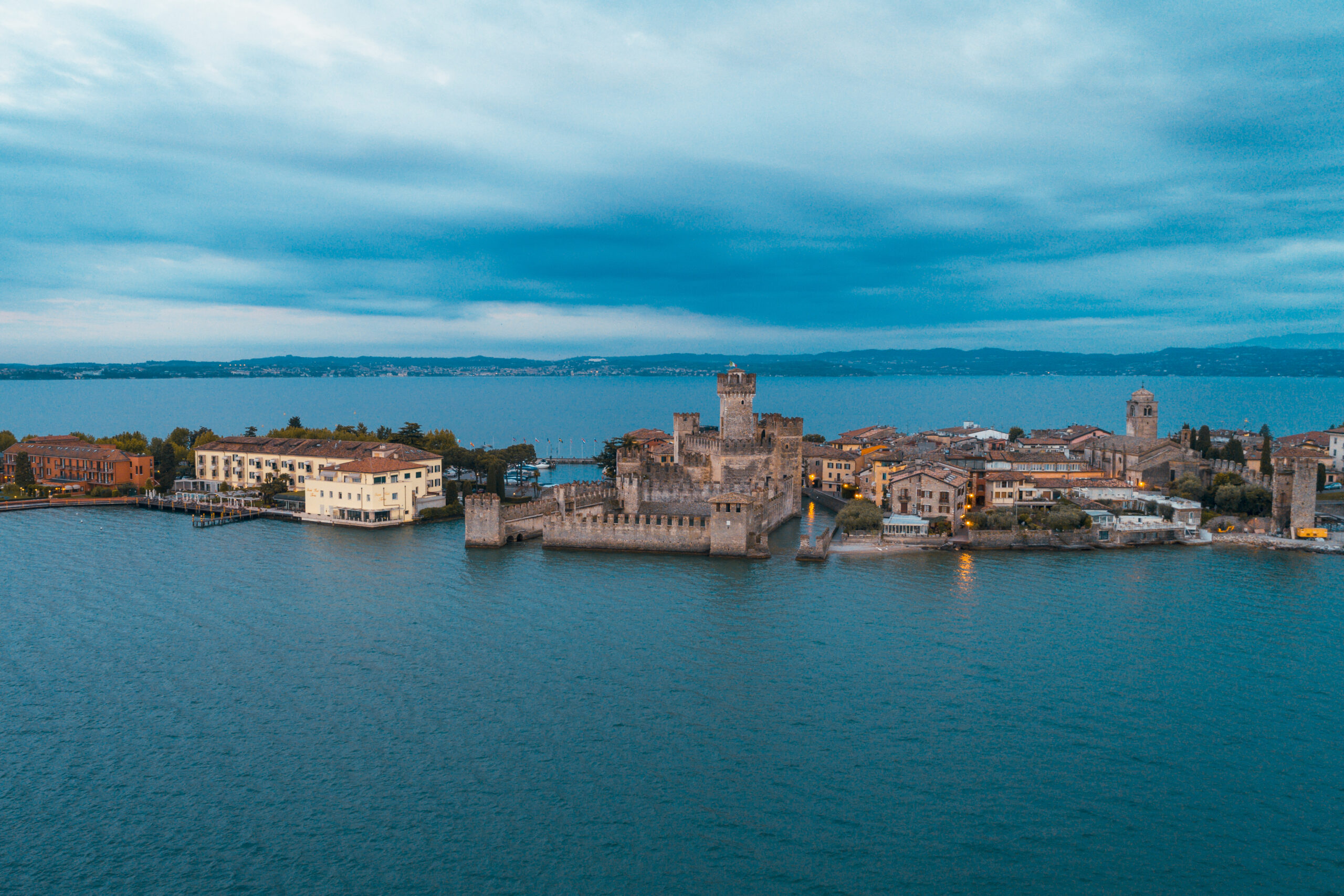 Il castello nel lago